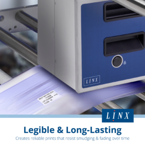 Impresora de transferencia térmica overprinter para formato ancho LINX TT1000. La impresora está instalada en un soporte imprimiendo sobre una película en movimiento. El texto dice: legible y duradero, crea impresiones fiables que resisten el corrimiento y la decoloración con el tiempo