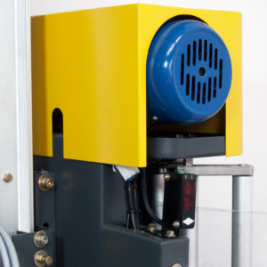 Primer plano de los detalles de una máquina envolvedora de cajas con film estirable.