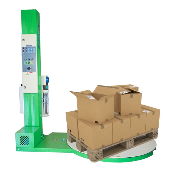 Envolvedora de palets verde. La envolvedora está cargada con un palet que se asienta en la plataforma giratoria de la máquina con cajas sobre el tope. El palet se está preparando para ser enfardado y asegurado con film estirable.