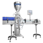 Sistema automático de llenado de pasta de alta viscosidad de doble cabezal en acero inoxidable de JORES TECHNOLOGIES®. Tiene varias botellas azules colocadas en la cinta transportadora siendo llenadas por la máquina