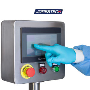 La mano de una persona con guantes de nitrilo ajustando la máquina en el panel de control digital fácil de usar