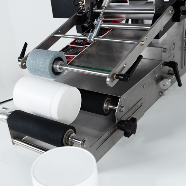 Aplicador de etiquetas semiautomático con módulos configurables para diferentes envases