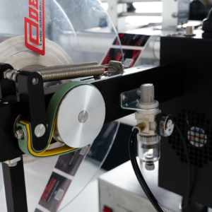 Aplicador de etiquetas semiautomático con módulos configurables para diferentes envases