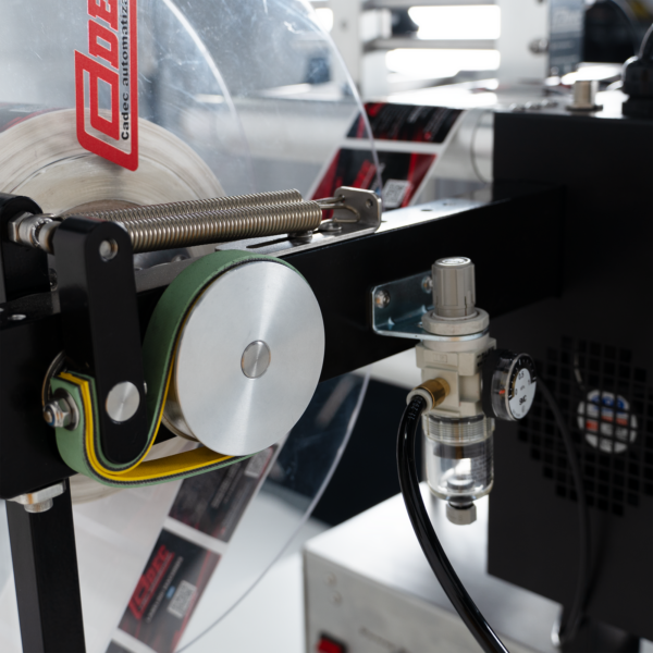 Aplicador de etiquetas semiautomático con módulos configurables para diferentes envases