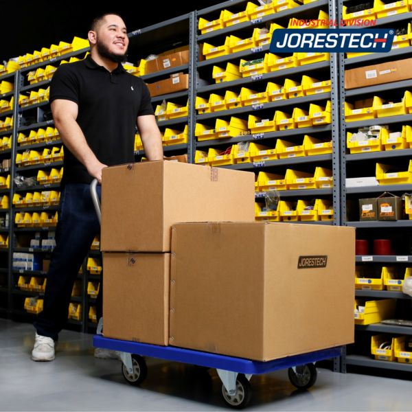 Un hombre en un almacén transportando cajas grandes con el carrito plegable ligero de plataforma JORES TECHNOLOGIES®