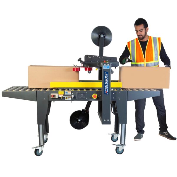 operario con chaleco de seguridad naranja y mangas largas negras manipulando cajas marrones en una máquina selladora de cajas semiautomática