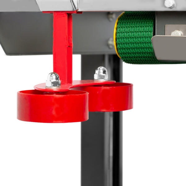 primer plano de rodillos rojos en una máquina semiautomática selladora de cajas con tracción superior e inferior