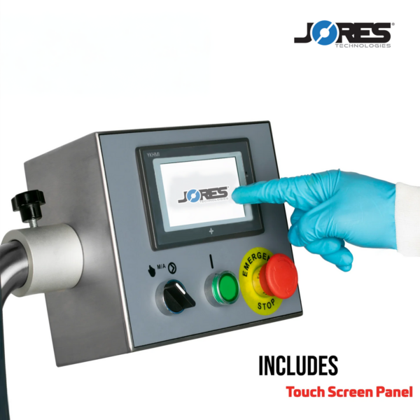 Persona operando el panel de control táctil del tanque de contracción y vacío de agua caliente tipo inmersión JORES TECHNOLOGIES®