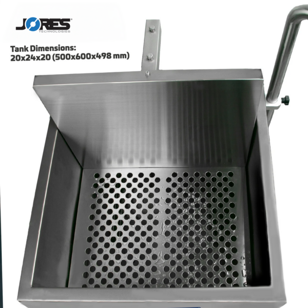 Interior del tanque con gotas de agua. También se muestran las dimensiones del tanque de agua caliente: 20x24x20 pulgadas