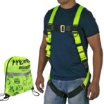 Vista frontal del torso de una persona que lleva el arnés de seguridad JORESTECH 1D para protección contra caídas en amarillo y negro de alta visibilidad. También incluye una bolsa de cordón de alta visibilidad color lima que viene con el arnés.