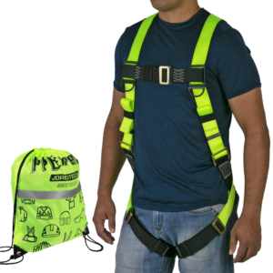 Vista frontal del torso de una persona que lleva el arnés de seguridad JORESTECH 1D para protección contra caídas en amarillo y negro de alta visibilidad. También incluye una bolsa de cordón de alta visibilidad color lima que viene con el arnés.