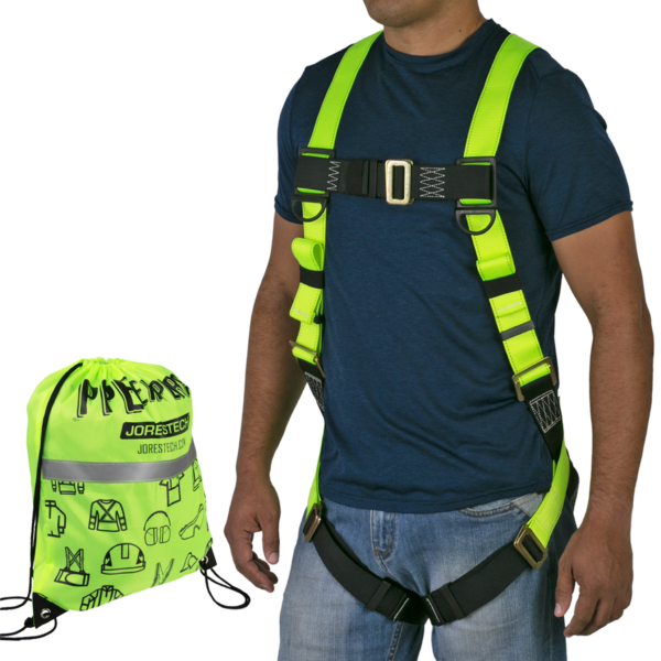 Vista frontal del torso de una persona que lleva el arnés de seguridad JORESTECH 1D para protección contra caídas en amarillo y negro de alta visibilidad. También incluye una bolsa de cordón de alta visibilidad color lima que viene con el arnés.