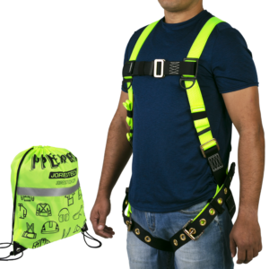 El torso de una persona que lleva el arnés de seguridad corporal JORESTECH 1D para protección contra caídas en amarillo y negro de alta visibilidad con ojales. También muestra la bolsa de cordón de alta visibilidad que viene incluida con el arnés