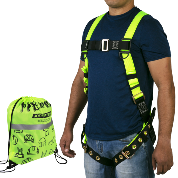 El torso de una persona que lleva el arnés de seguridad corporal JORESTECH 1D para protección contra caídas en amarillo y negro de alta visibilidad con ojales. También muestra la bolsa de cordón de alta visibilidad que viene incluida con el arnés