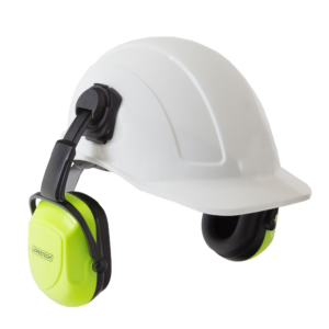 Un casco estilo cap de color blanco con orejeras JORESTECH en lima y negro instaladas