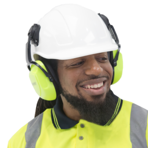 Un trabajador sonriendo y usando un casco blanco con orejeras JORESTECH para protección auditiva instaladas