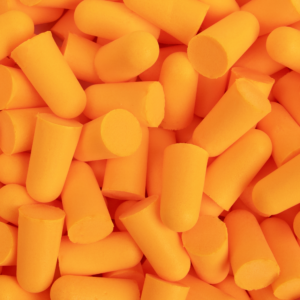 Primer plano de un lote de tapones para los oídos de espuma naranja ultrablanda, compatibles con ANSI, con 32 dB NRR