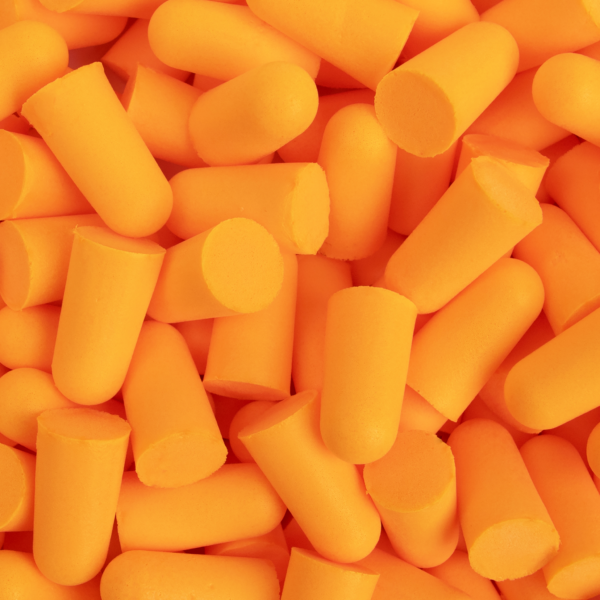 Primer plano de un lote de tapones para los oídos de espuma naranja ultrablanda, compatibles con ANSI, con 32 dB NRR