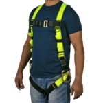 Vista frontal del torso de una persona que lleva el arnés de seguridad corporal JORESTECH de protección contra caídas 3D en amarillo de alta visibilidad y negro sobre fondo blanco