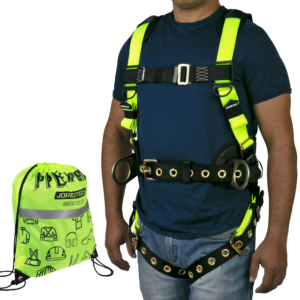 Una persona lleva un arnés corporal de seguridad 3D para protección contra caídas con ojetes y acolchado de soporte lumbar. También se muestra la bolsa de transporte incluida con el arnés de seguridad.