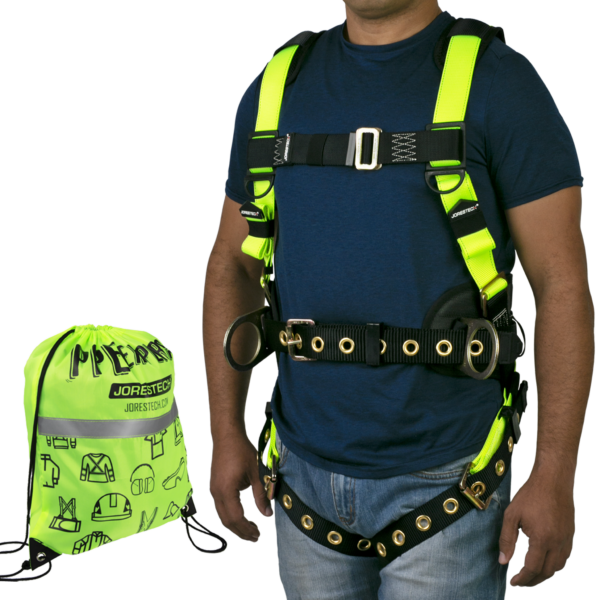 Una persona lleva un arnés corporal de seguridad 3D para protección contra caídas con ojetes y acolchado de soporte lumbar. También se muestra la bolsa de transporte incluida con el arnés de seguridad.