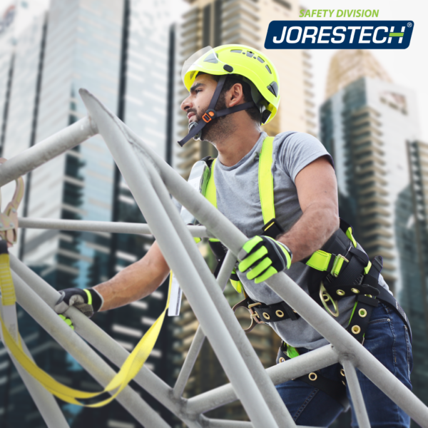 Un hombre que lleva el arnés corporal de seguridad Jorestech 3D para protección contra caídas con ojetes y soporte para la espalda. El hombre está subiendo una torre metálica a la que está sujeto mediante una eslinga amarilla.