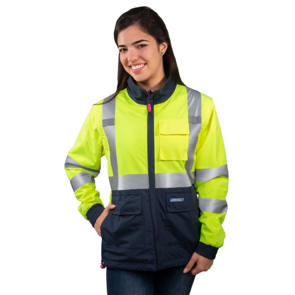 Mujer usando la chaqueta de seguridad JORESTECH, del lado combinado amarillo y gris con franjas reflectantes
