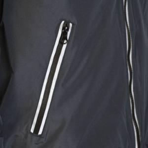 Primer plano del tejido no reflectante y un bolsillo en el pecho con cremallera