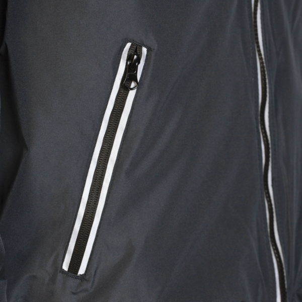 Primer plano del tejido no reflectante y un bolsillo en el pecho con cremallera