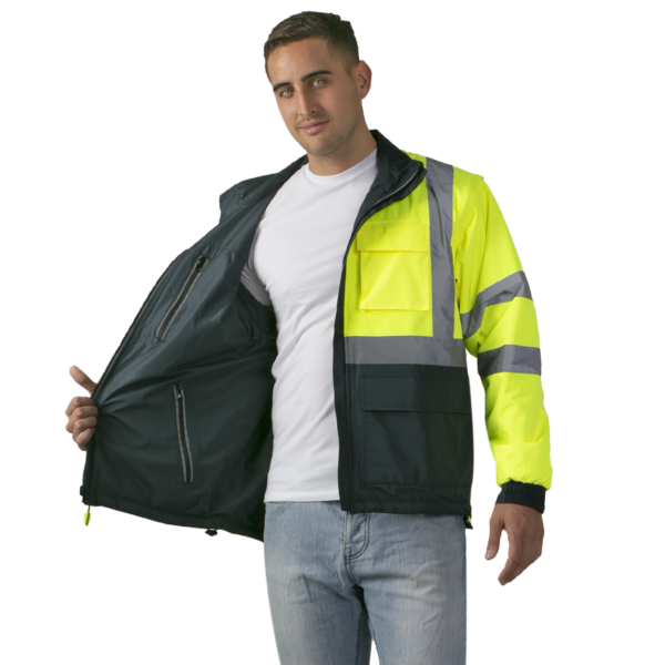 Hombre que lleva el lado reflectante de la chaqueta de seguridad ANSI