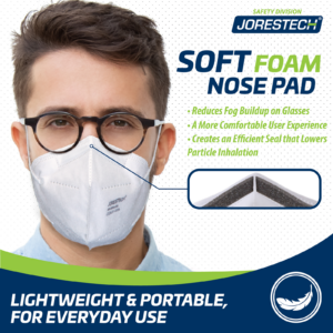Un hombre con gafas que lleva una mascarilla de seguridad JORESTECH de 5 capas con texto que dice: Reduce la acumulación de vaho en las gafas. Una experiencia de uso más cómoda. Crea un sellado eficiente que reduce la inhalación de partículas. Ligera y portátil