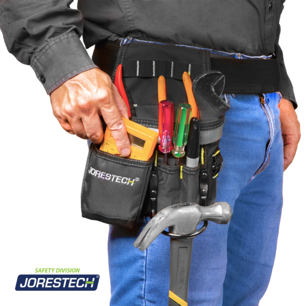 Una cintura de trabajador que lleva una bolsa para cinturón de herramientas de 5 bolsillos con soporte para martillo, llena de muchas herramientas de distintos tipos y un martillo grande en la presilla para martillo