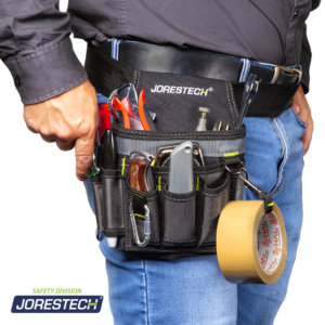 La cintura de un trabajador que lleva la bolsa para cinturón de herramientas JORESTECH de 6 bolsillos, llena de muchas herramientas.