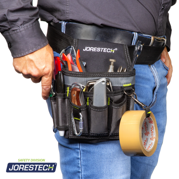 La cintura de un trabajador que lleva la bolsa para cinturón de herramientas JORESTECH de 6 bolsillos, llena de muchas herramientas.
