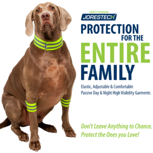 Un perro con las bandas reflectantes en las patas delanteras y el cuello. El texto dice: Protección para toda la familia, elásticas, ajustables y cómodas. Prendas de alta visibilidad pasiva de día y de noche. No deje nada al azar. ¡Proteja a quienes ama!