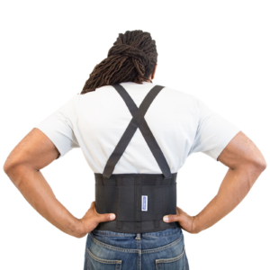 Vista trasera de un hombre que lleva un cinturón de soporte lumbar negro JORESTECH con correas ajustables