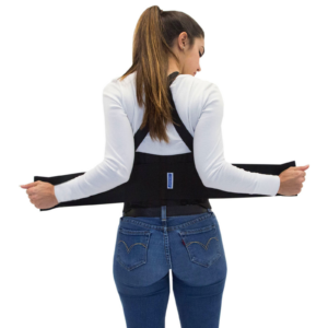 Vista trasera de una mujer ajustando las correas elásticas mientras se coloca el cinturón de soporte lumbar JORESTECH para adaptarlo a su talla de cintura