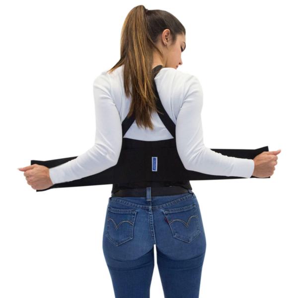 Vista trasera de una mujer ajustando las correas elásticas mientras se coloca el cinturón de soporte lumbar JORESTECH para adaptarlo a su talla de cintura