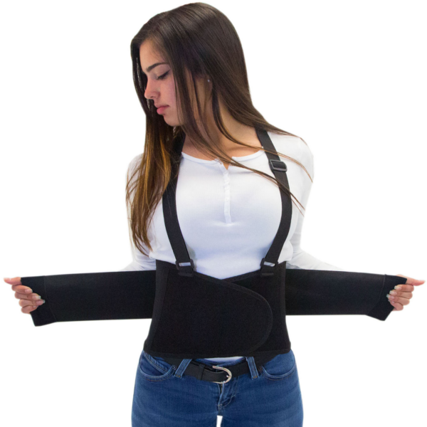 Vista frontal de una mujer ajustando las correas elásticas mientras se pone el cinturón de soporte para la espalda