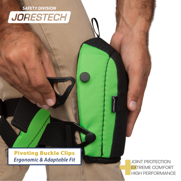 Una persona poniéndose la rodillera JORESTECH. En el banner rojo, letras negras y crema: clips de hebilla pivotante, ajuste ergonómico y adaptable. Protección de las articulaciones, comodidad extrema, alto rendimiento.