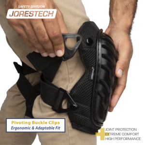 Una persona poniéndose la rodillera JORESTECH. Banner rojo con letras negras y color crema: hebillas pivotantes que se ajustan ergonómicamente y ofrecen un ajuste adaptable. Protección articular, comodidad extrema, alto rendimiento.