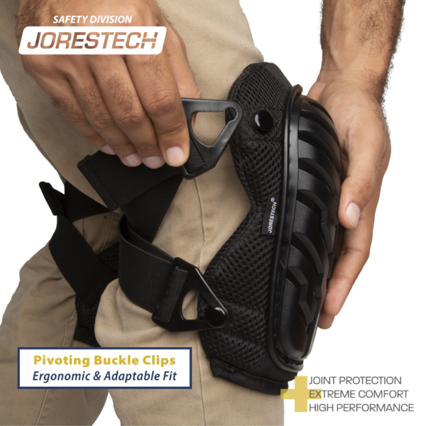Una persona poniéndose la rodillera JORESTECH. Banner rojo con letras negras y color crema: hebillas pivotantes que se ajustan ergonómicamente y ofrecen un ajuste adaptable. Protección articular, comodidad extrema, alto rendimiento.