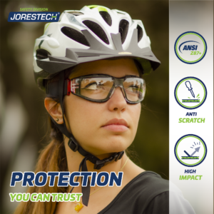 Joven mujer usando un casco protector blanco para bicicleta y las gafas de seguridad antivaho JORESTECH rojas y transparentes con banda elástica ajustable para la cabeza.