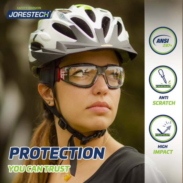 Joven mujer usando un casco protector blanco para bicicleta y las gafas de seguridad antivaho JORESTECH rojas y transparentes con banda elástica ajustable para la cabeza.