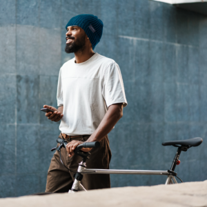 Hombre que lleva un gorro azul con costuras reflectantes para ciclismo