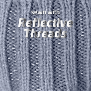 Primer plano del gorro de punto gris con costura reflectante de JORESTECH®
