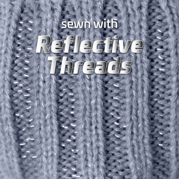 Primer plano del gorro de punto gris con costura reflectante de JORESTECH®