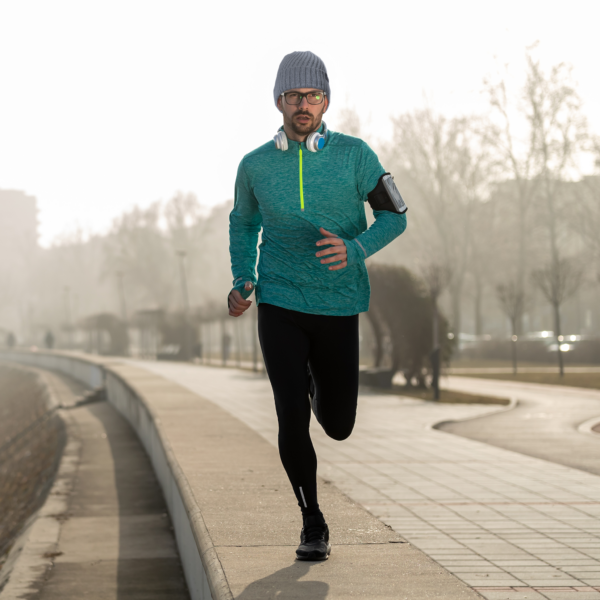 hombre corriendo con el gorro de punto con costura reflectante