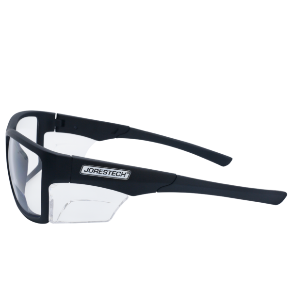 Muestra la vista lateral de unas gafas de lectura de seguridad bifocales JORESTECH, conformes con ANSI, con protección lateral para protección contra impactos altos. Estas gafas de seguridad tienen montura negra y lentes transparentes de policarbonato.