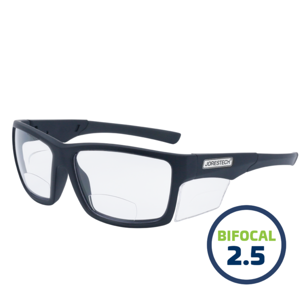Gafas lectoras de seguridad bifocales JORESTECH con protectores laterales transparentes para protección de alto impacto. Estas gafas de seguridad tienen montura negra y lentes de policarbonato transparentes. En un dibujo verde, azul y blanco se lee bifocal 2.5. El fondo es blanco.